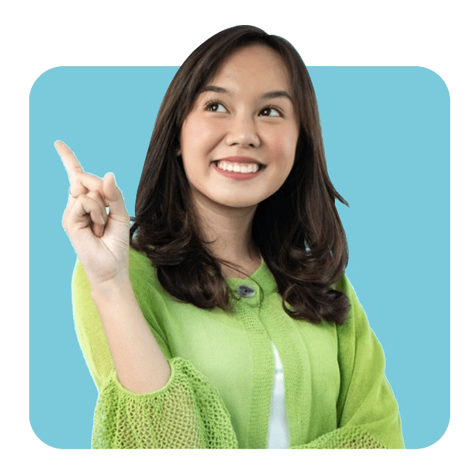 Seorang wanita yang bahagia memakai baju hijau