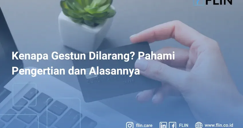 Kartu ATM yang dipegang di depan laptop, sepertinya hendak digunakan