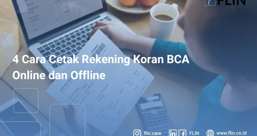 Seorang perempuan yang sedang memegang dokumen rekening koran dengan tangannya
