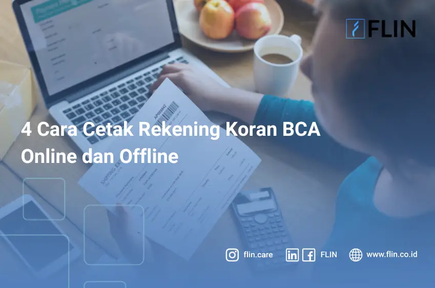 Seorang perempuan yang sedang memegang dokumen rekening koran dengan tangannya