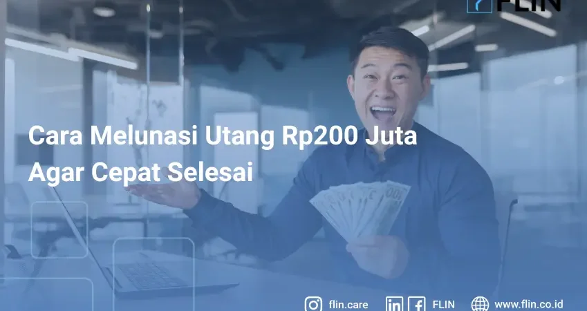 Seorang pria muda Asia sedang duduk di kantor, memegang uang tunai dan terlihat bahagia
