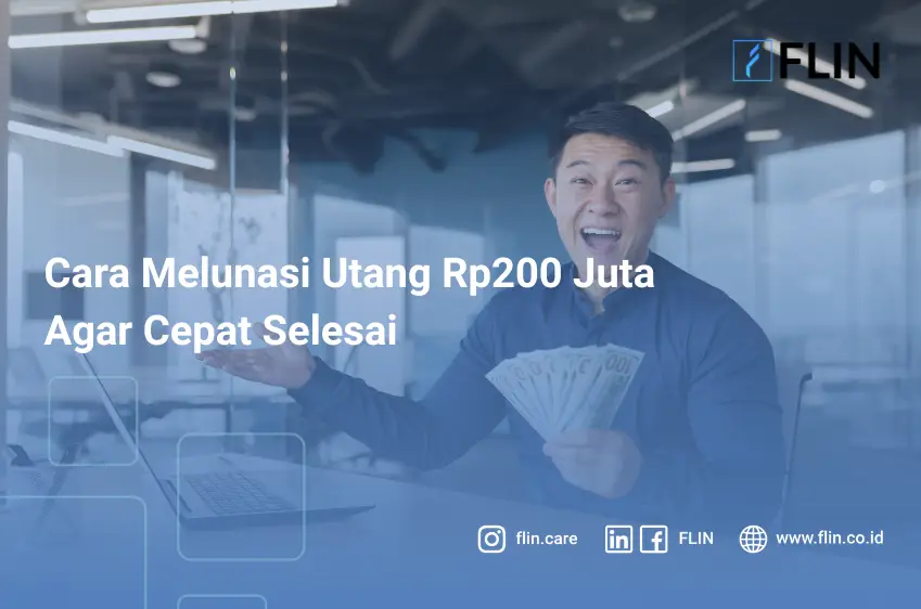 Seorang pria muda Asia sedang duduk di kantor, memegang uang tunai dan terlihat bahagia