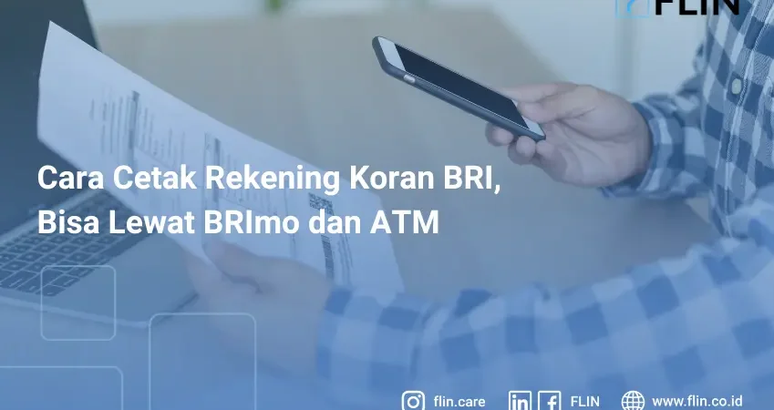 Tangan manusia menggunakan ponsel untuk memindai kode batang atau qrcode dengan dokumen rekening koran